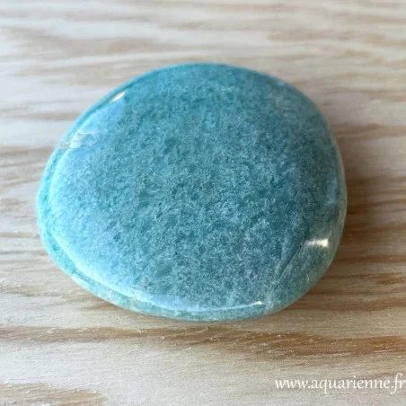 L'Amazonite de Madagascar, pierre verte veinée de blanc apporte une énergie apaisante dans votre espace de vie