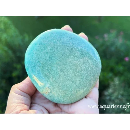 Galet poli en amazonite de Madagascar, pierre très apaisante, apporte paix et vous aide à communiquer sereinement.