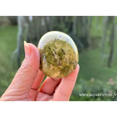 Galet opale verte de Madagascar, poli main : L 5,6 cm - P 94g. Facile à glisser dans la poche pour l'emmener partout.