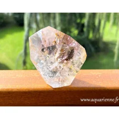 Quartz fantôme améthyste de Madagascar à inclusions et arcs-en-ciel. Pointe de 8,5 cm. Pièce unique disponible dès maintenant.