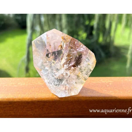 Quartz fantôme améthyste de Madagascar à inclusions et arcs-en-ciel. Pointe de 8,5 cm. Pièce unique disponible dès maintenant.
