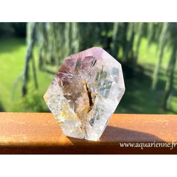 Pointe Améthyste fantôme de Madagascar. Pièce unique avec inclusions et arcs-en-ciel. Collection, décoration, lithothérapie...