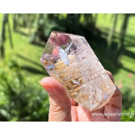Pointe juste repolie d'Améthyste fantôme de Madagascar, avec inclusions et arcs-en-ciel. Pièce unique à s'offrir.