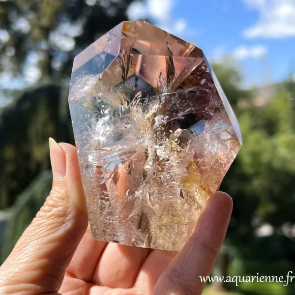Utilisez cette pointe de quartz fantôme améthyste, alliée dans votre quête de sérénité et de développement spirituel éclairé.