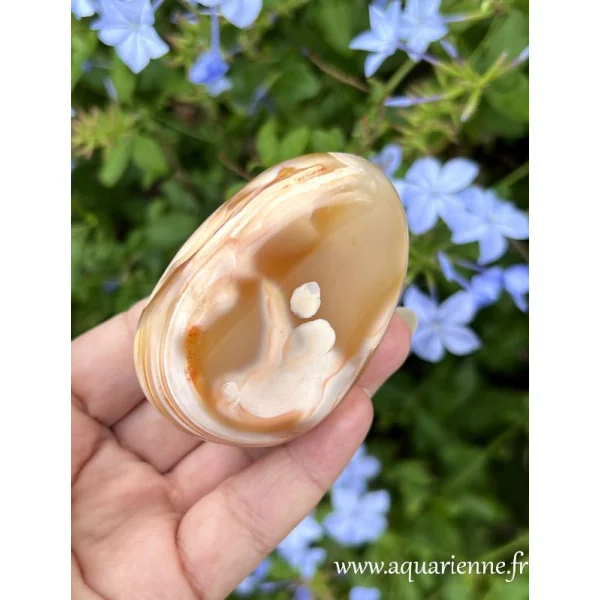 En lithothérapie l'Agate fleur est réputée pour son énergies apaisante et réconfortante. Galet poli d'agate fleur.