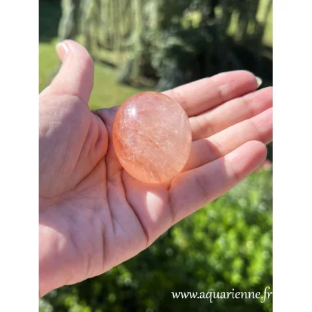 Allumez une flamme de quartz hématoïde dans votre vie avec ce galet de quartz hématoïde qui dynamise l'énergie vitale.
