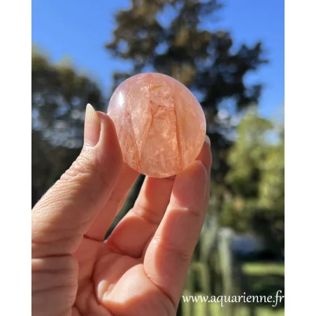 Plongez dans l'univers mystique du Quartz Hématoïde, une pierre au cœur cristallin embrasé par la puissance de l'hématite.