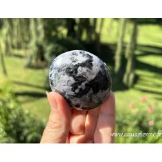 Galet de gabbro indigo de Madagascar : 57mm/123g. Enracinement et intuition pour une spiritualité ancrée. Pièce unique.