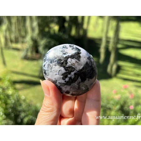 Galet de gabbro indigo de Madagascar : 57mm/123g. Enracinement et intuition pour une spiritualité ancrée. Pièce unique.