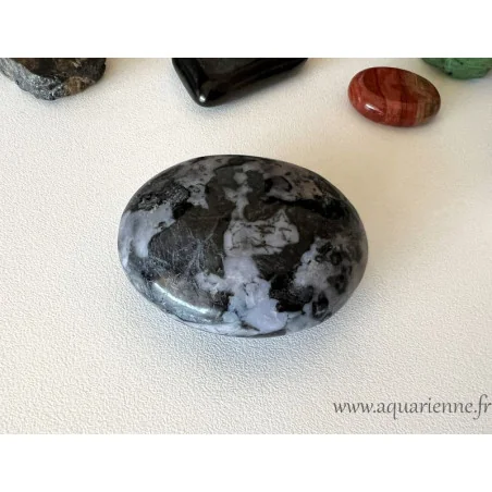 Photo de ce galet poli de gabbro indigo de Madagascar, prise en intérieur, à la lumière du jour. Pièce unique.