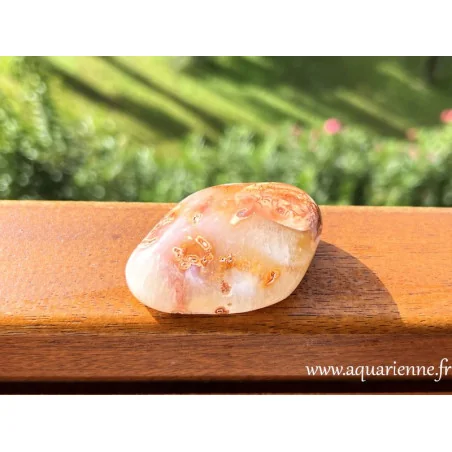 Agate fleur de Madagascar, galet poli main : 70g et 6cm. Pierre apaisante, favorise équilibre émotionnel et renouveau.