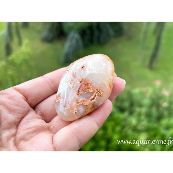 En lithothérapie l'Agate fleur est réputée pour son énergies apaisante et réconfortante. Galet poli d'agate fleur.