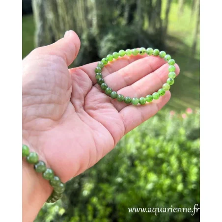 Jade, pierre d'harmonie, symbole de prospérité et de chance. Bracelet boules de 6mm en jade néphrite du Canada.