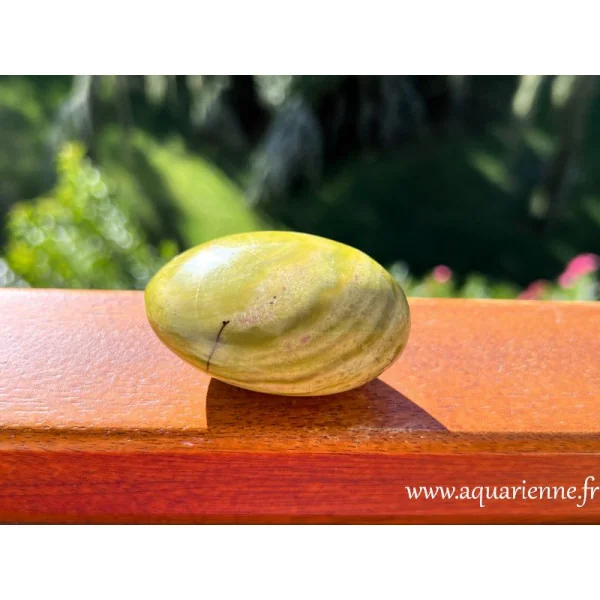 Galet opale verte de Madagascar 84g - Fluidité · Abondance · Renouveau