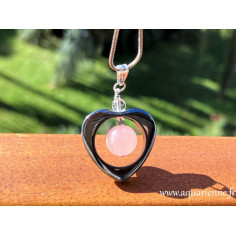 Pendentif Tendresse, constitué d'un cœur en Hématite, d'une sphère en Quartz Rose et de petites perles de Cristal de Roche.
