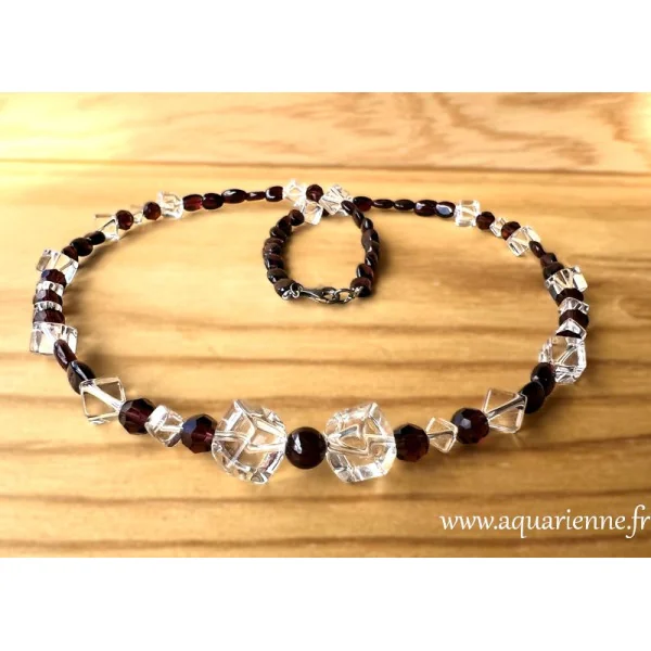 Réveillez votre énergie vitale avec le collier "Vitalité" en perles de Grenat et de Cristal de roche. Bijou création.