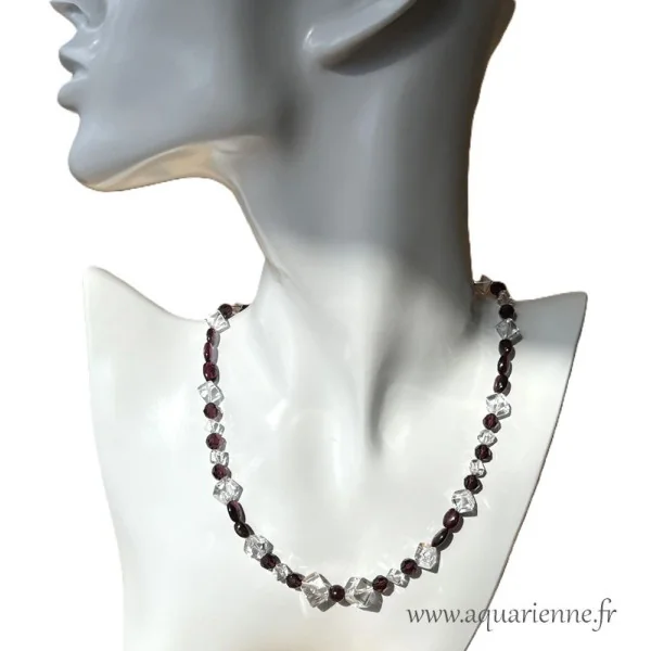 "Vitalité", collier en grenat et cristal de roche, pour celle qui veut retrouver son élan vital avec élégance. Pièce unique.