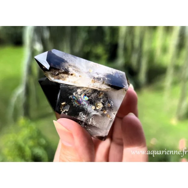 Admirez l'arc-en-ciel dans ce quartz jumeau à fantômes morion de Madagascar. Une pièce unique à s'offrir !