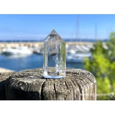 Cristal de roche de Madagascar, pointe fine de 6 cm avec inclusions de croissance. Pièce unique à offrir ou à s'offrir.