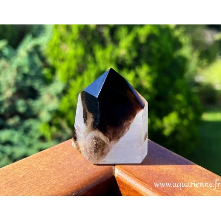 Pointe quartz à fantôme Morion. Ce spécimen unique, repoli à la main, mesure 5,8 cm de haut pour 129g.