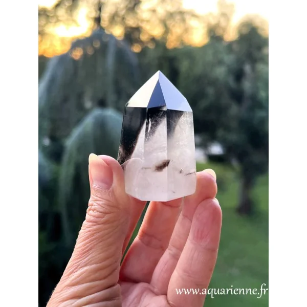 Le quartz morion est une pierre d'enracinement et de protection énergétique. Pointe quartz fantôme morion de 58 mm.