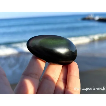 Obsidienne Œil Céleste : de l'ombre à la lumière. Galet obsidienne oeil céleste du Mexique de 65mm et 55g. Pièce unique.
