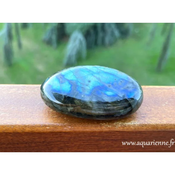 Labradorite de Madagascar, galet aux reflets bleus. Pierre de protection psychique, à s'offrir dès maintenant.