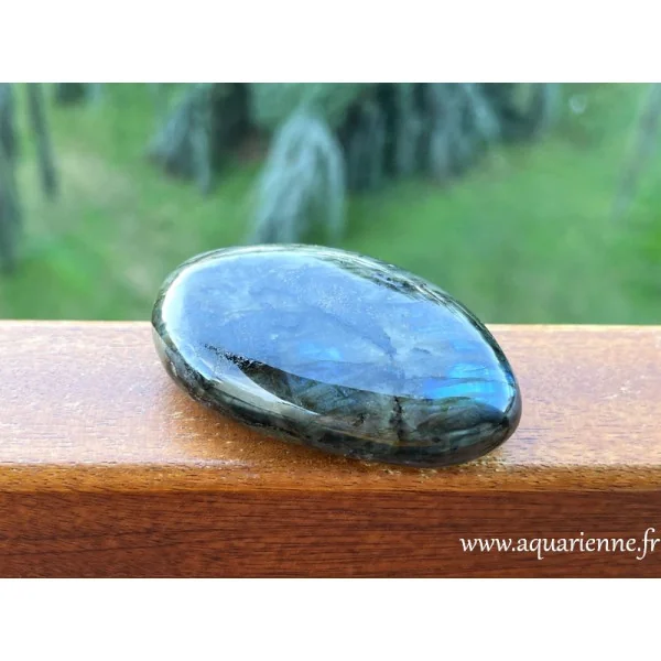 Labradorite, galet de 7,8 cm, poli main avec de jolis reflets. Pierre de protection psychique, à acheter en ligne.