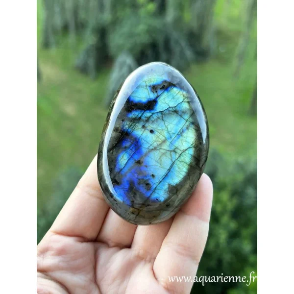 Admirez les labradorescences de ce galet de labradorite de Madagascar. Pierre de lumière, elle dissipe les ténèbres.
