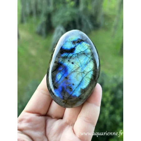 Admirez les labradorescences de ce galet de labradorite de Madagascar. Pierre de lumière, elle dissipe les ténèbres.