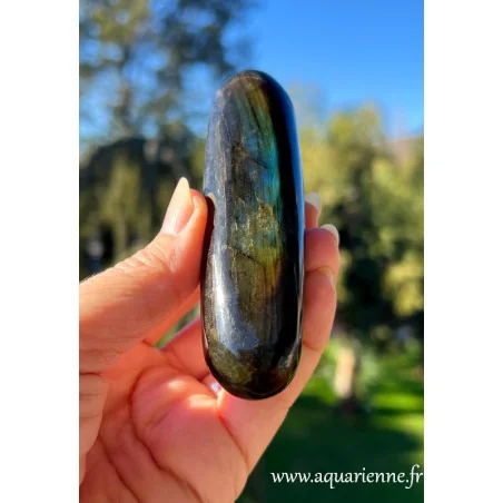 Admirez les reflets enchanteurs de cette baguette en Labradorite de Madagascar. Pièce unique de 10 cm et 140g.