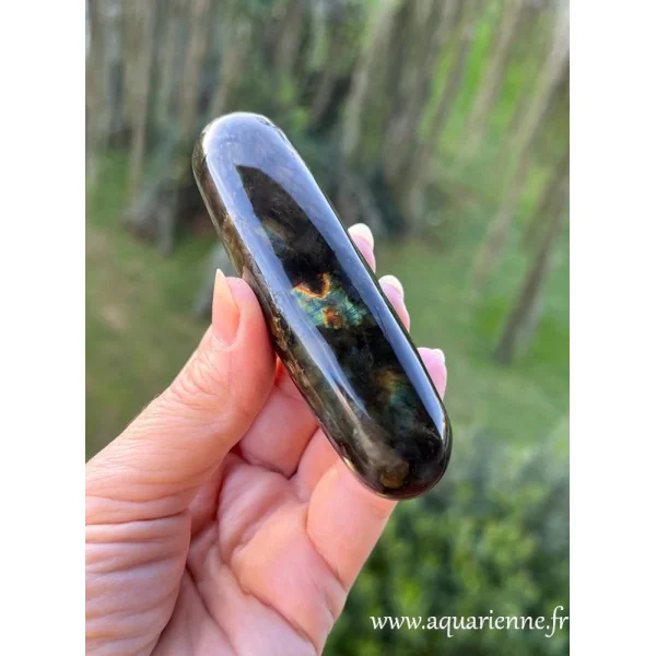 Sur son verso, cette baguette en labradorite présente des reflets en forme de papillon. Pièce unique à offrir ou à s'offrir.