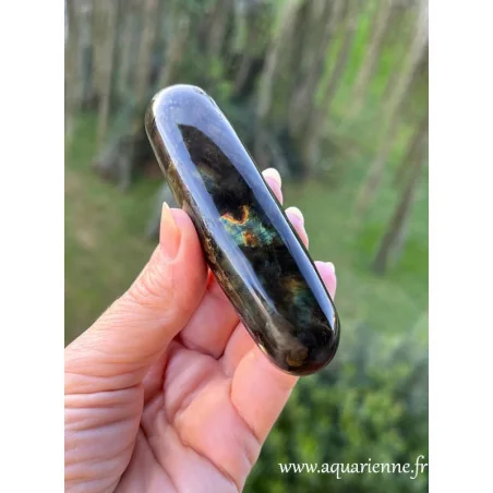 Sur son verso, cette baguette en labradorite présente des reflets en forme de papillon. Pièce unique à offrir ou à s'offrir.