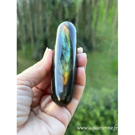 Reflets bleus et orangés éclatants sur l'une des faces de cette baguette de labradorite, pierre porteuse de lumière.
