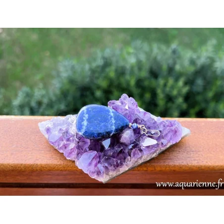 Découvrez "Harmony", un pendentif unique en sodalite. Alliez sérénité, intuition et style avec ce bijou création.