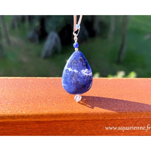Harmony – Pendentif en Sodalite : Sérénité, Intuition, et Élégance. Bijou création, pièce unique.