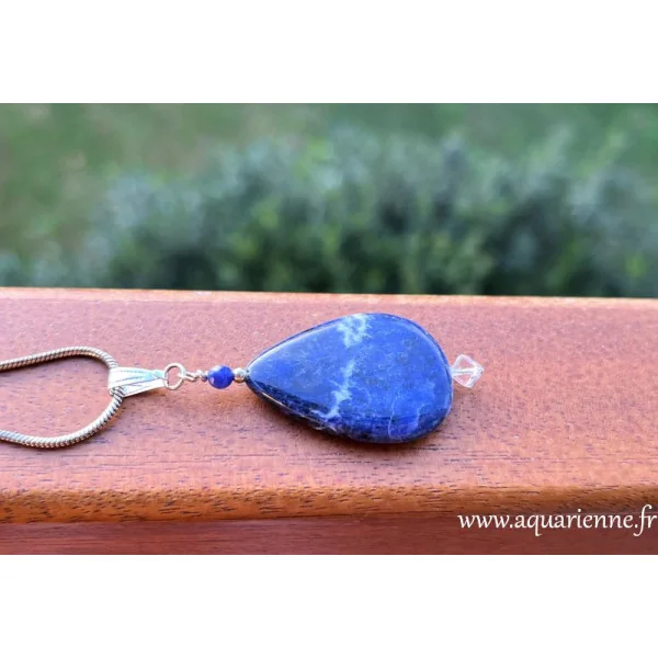 "Harmony", pendentif unique en sodalite. Alliez sérénité, intuition et style avec cette création aux vertus apaisantes.
