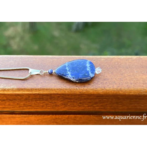 Pendentif Sodalite, forme goutte. La sodalite harmonise les émotions, stimule l'intellect, favorise une communication sincère.