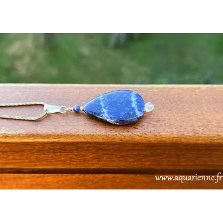 Pendentif Sodalite, forme goutte. La sodalite harmonise les émotions, stimule l'intellect, favorise une communication sincère.