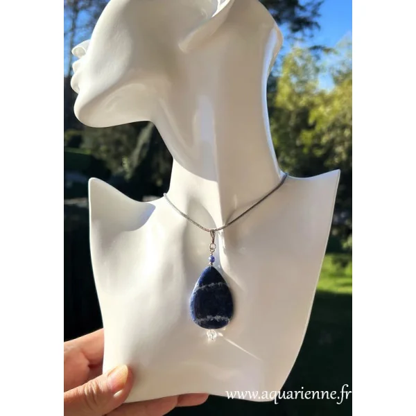Pendentif "Harmony" en Sodalite, pierre bleue veinée de blanc. Intuition, lucidité, cohérence, vérité. Pièce unique.