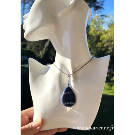 Pendentif "Harmony" en Sodalite, pierre bleue veinée de blanc. Intuition, lucidité, cohérence, vérité. Pièce unique.