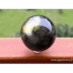 Sphère de labradorite de Madagascar avec reflets dorés. Pierre de protection énergétique, favorise l'éveil et l'intuition.
