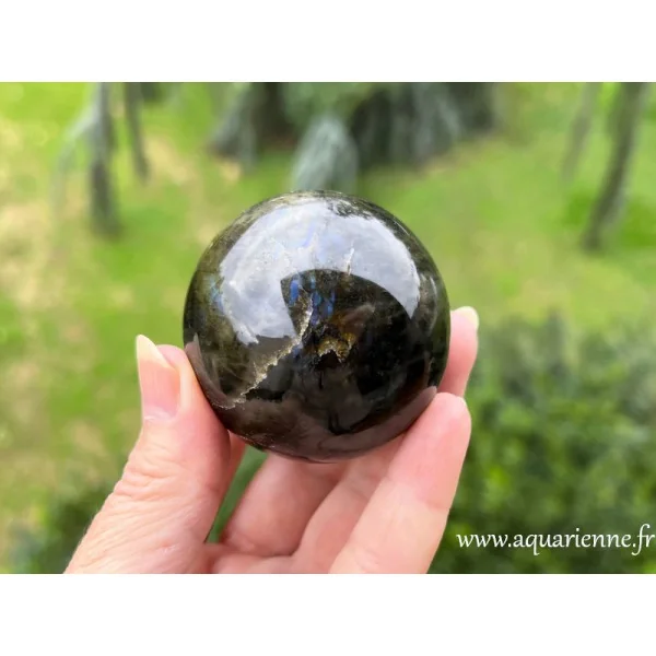 Labradorite de Madagascar, sphère de 58mm de diamètre pesant 274g. Protection, conscience, intuition. Pièce unique
