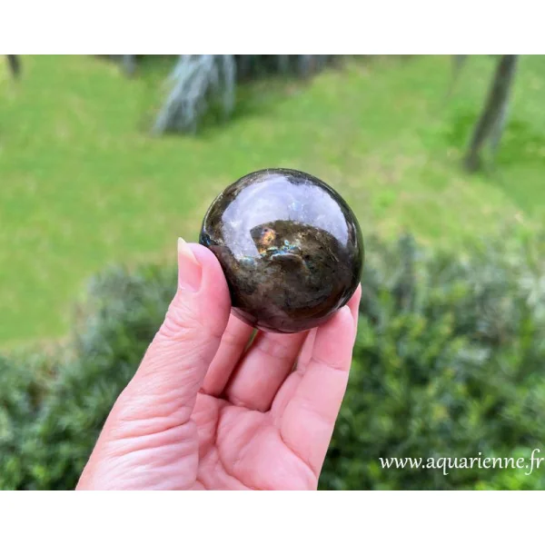 Pièce unique, cette sphère de Labradorite de Madagascar révèle ses reflets selon son exposition à la lumière.