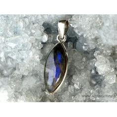 Ce pendentif en Labradorite à reflets bleutés sur argent 925 est une pièce unique de 4 cm de hauteur avec sa bélière.