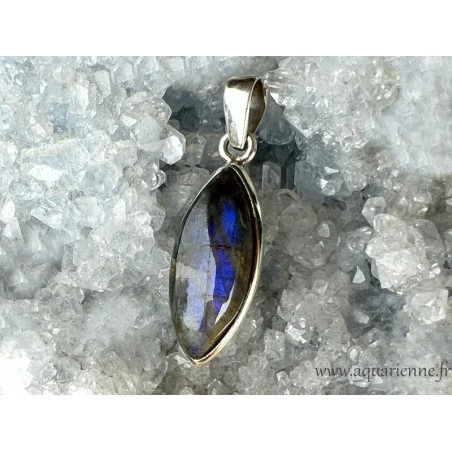 Ce pendentif en Labradorite à reflets bleutés sur argent 925 est une pièce unique de 4 cm de hauteur avec sa bélière.