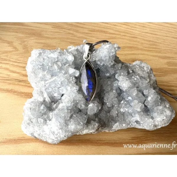 Protection, intuition, clarté mentale avec ce pendentif en labradorite serti d'argent 925. Bijou pièce unique.