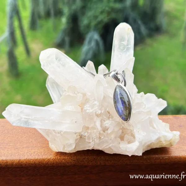 Pendentif argent 925 et labradorite forme amande à reflets bleutés. La labradorite agit comme un bouclier énergétique.