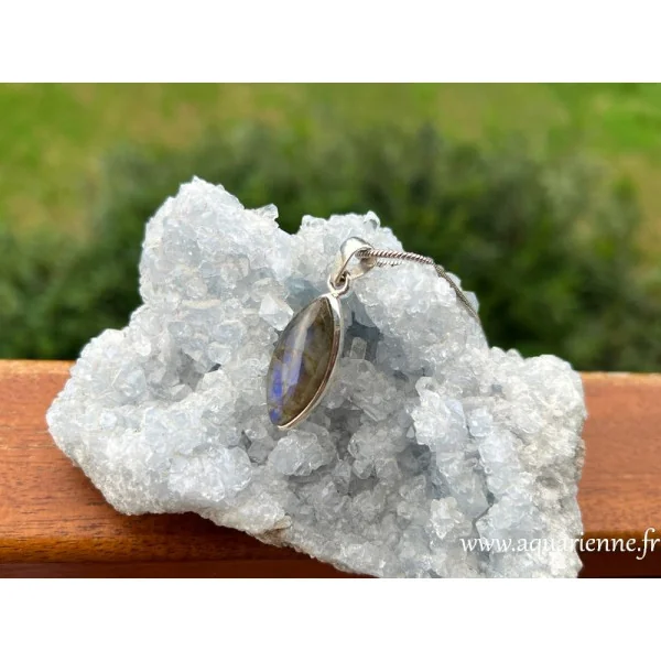 Photo de ce pendentif argent 925 et labradorite sur une célestite. Protection, lumière, intuition. Pièce unique.