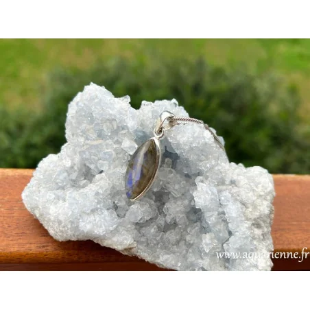 Photo de ce pendentif argent 925 et labradorite sur une célestite. Protection, lumière, intuition. Pièce unique.